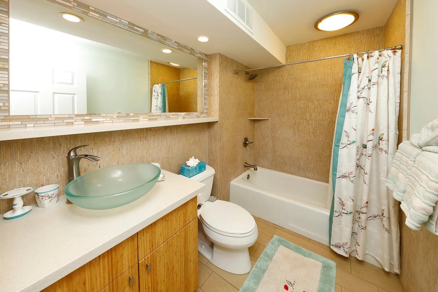 Koa Lagoon — Bathroom