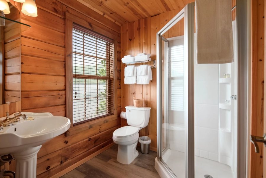 Kodiak Adventures Lodge — Bathroom