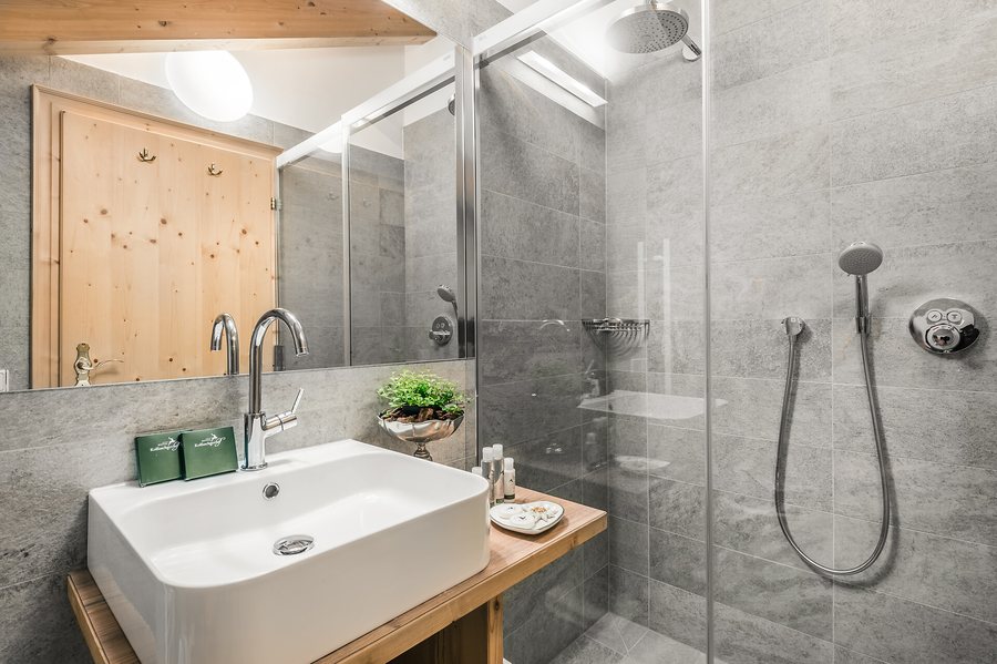 Kolfuschgerhof Mountain Resort — Bathroom