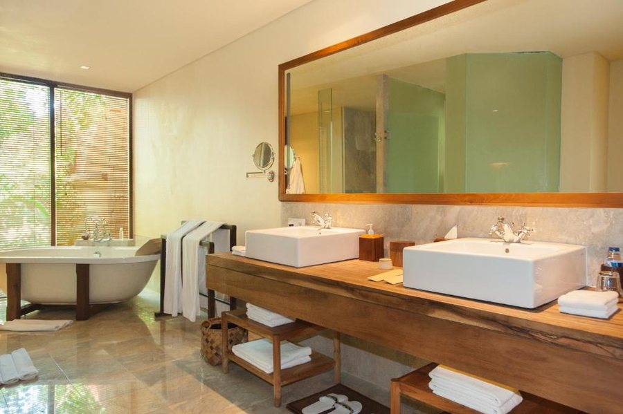 Komaneka at Tanggayuda — Bathroom