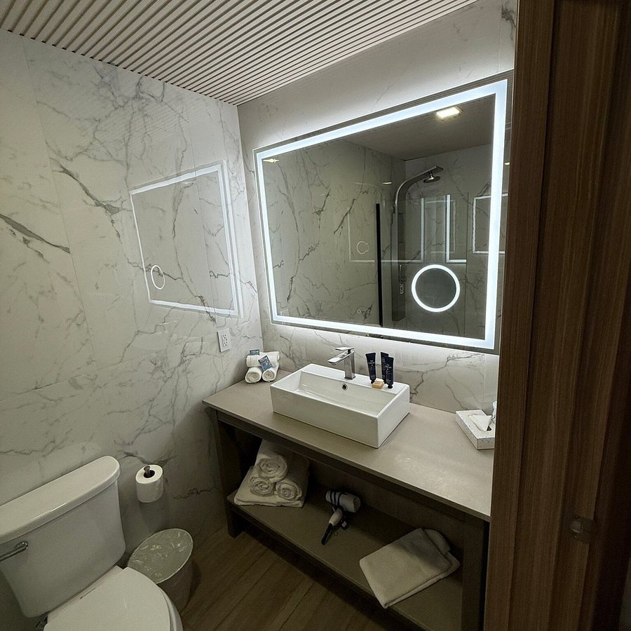 Kompose Boutique Resort at Theme Parks — Bathroom
