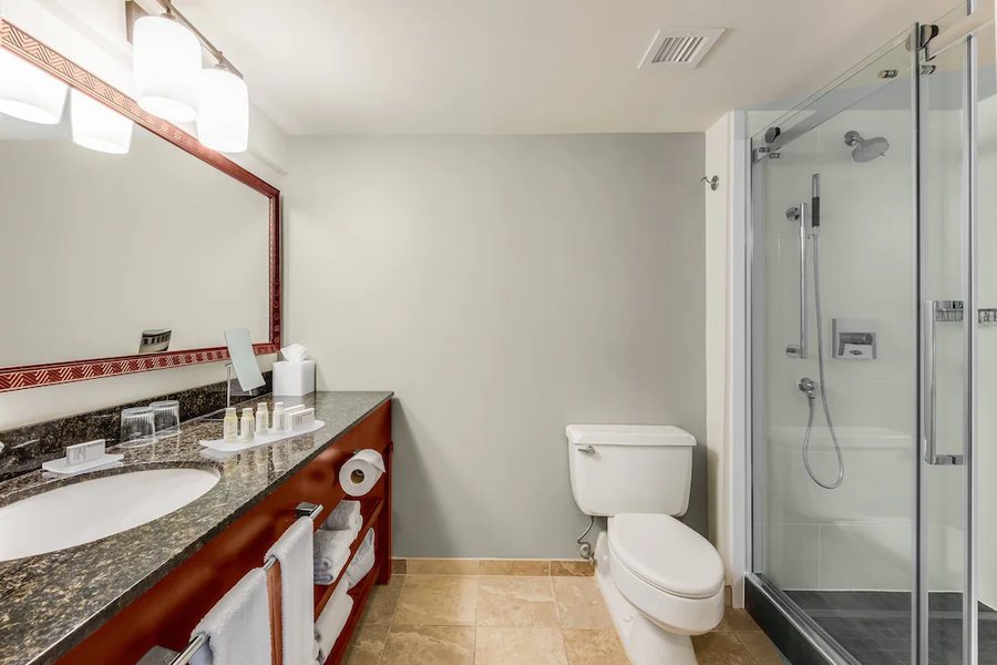 Kona Beach Hostel — Bathroom