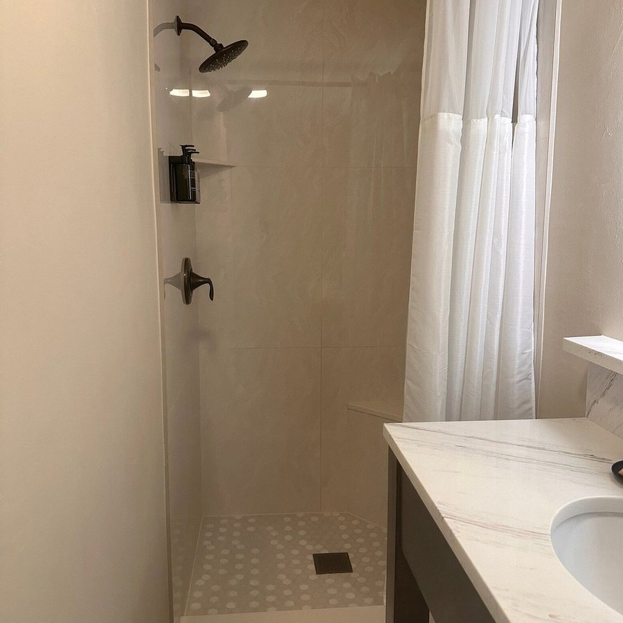 Kona Kai Motel — Bathroom