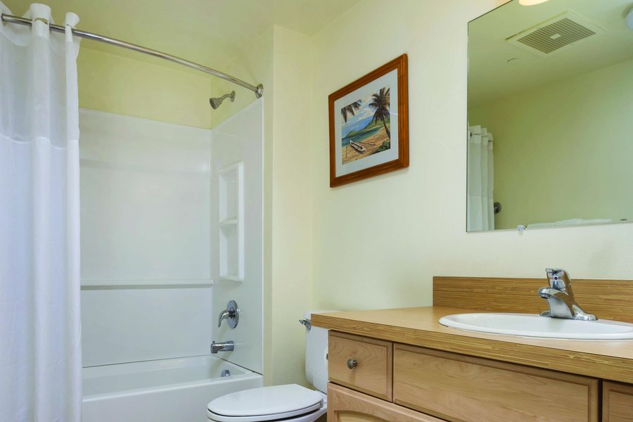 Kona Makai — Bathroom
