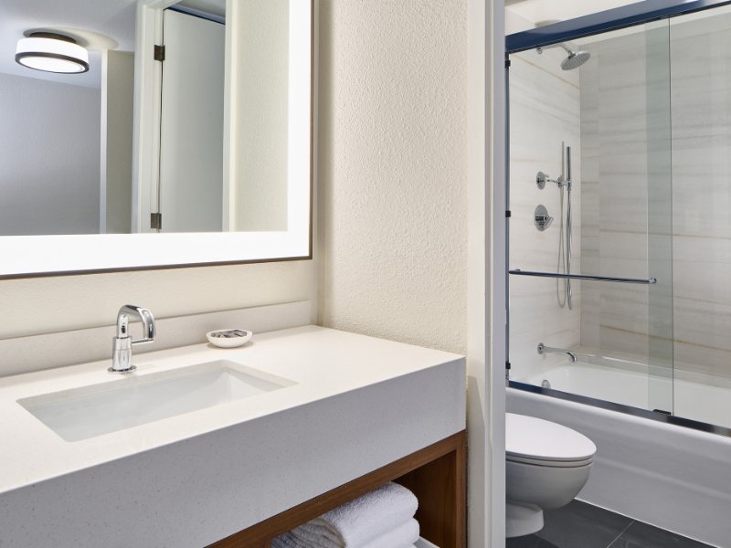 Kona Tiki Hotel — Bathroom