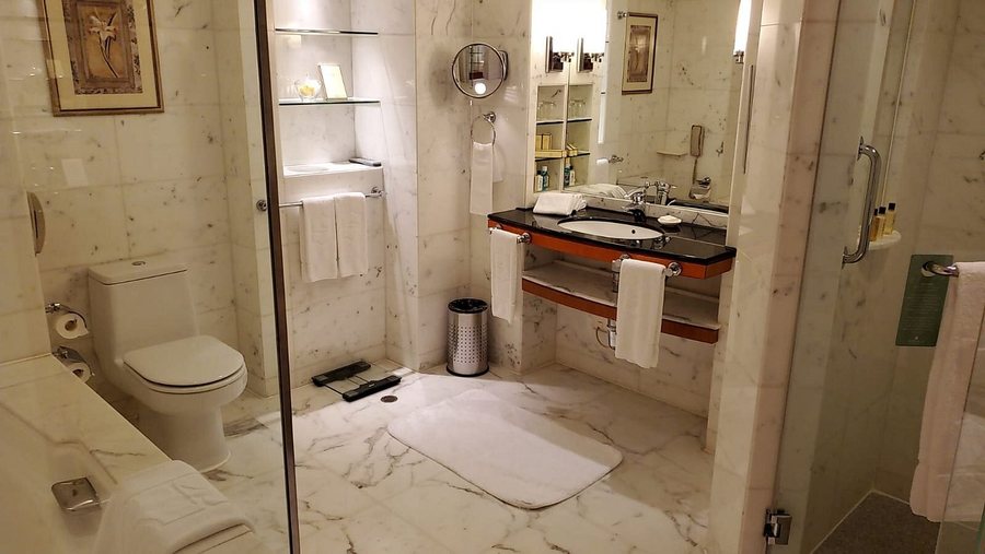 Kowloon Shangri La Hong Kong — Bathroom
