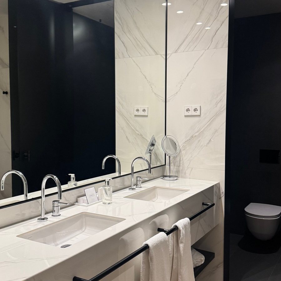 Kozmo Hotel Suites Spa Budapest Central Hungary — Bathroom