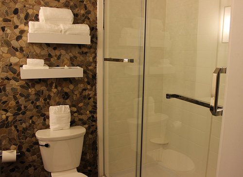 Kozy Houston North Hotel — Bathroom