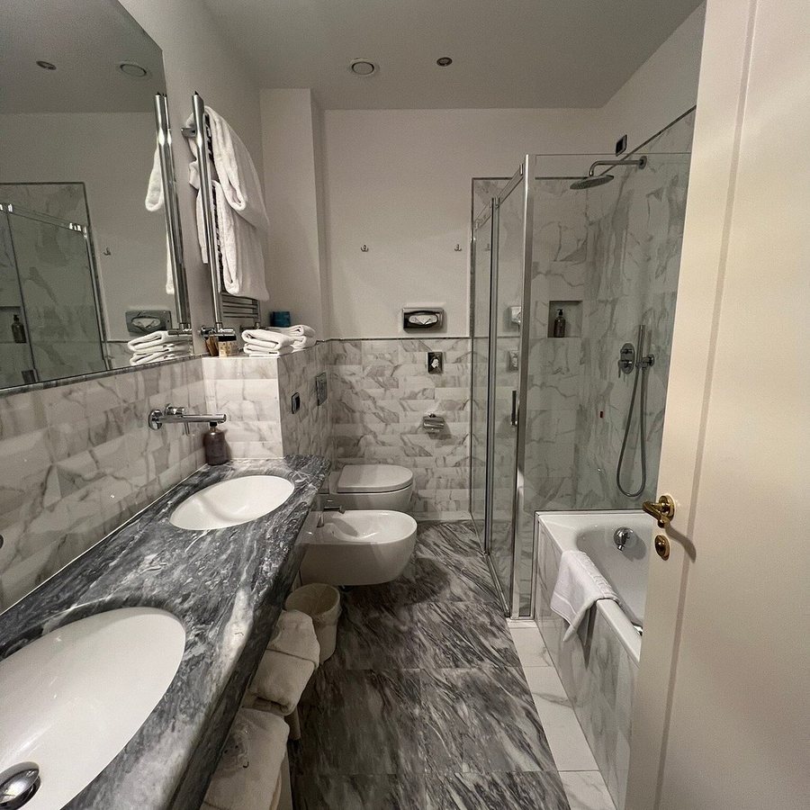 Kraft Hotel — Bathroom