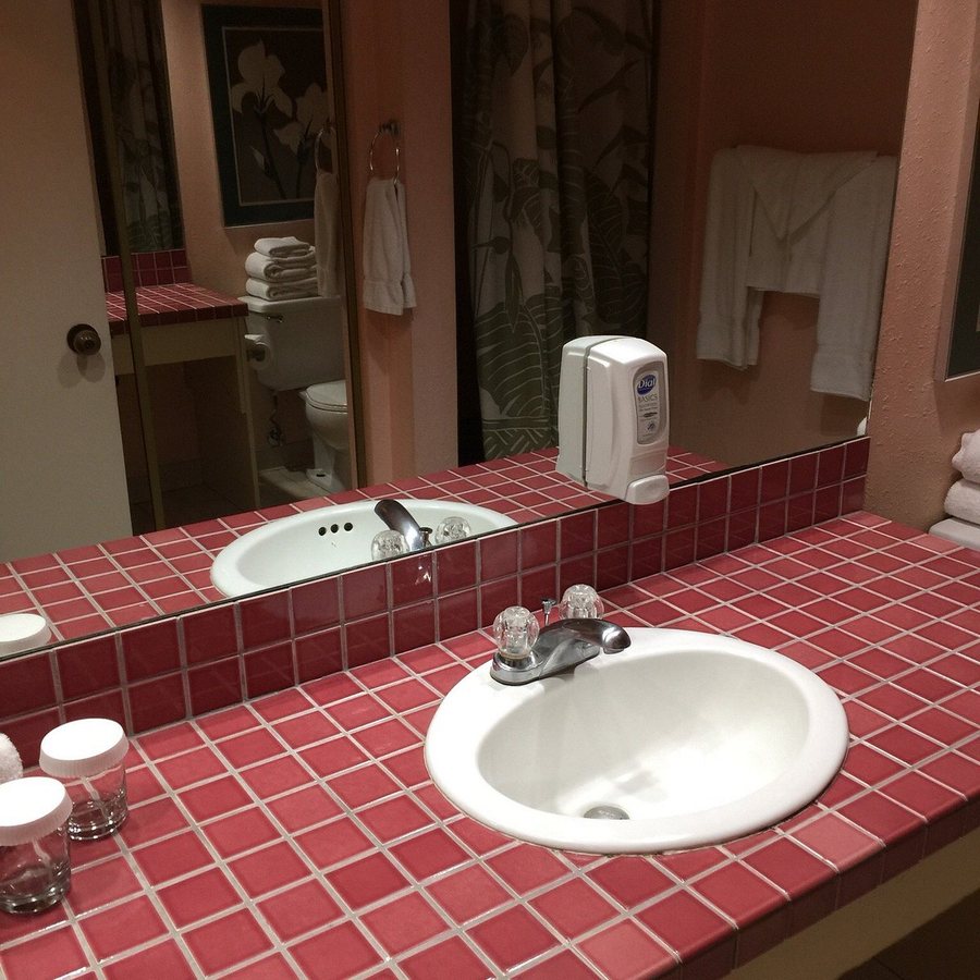 Kuhio Banyan Club — Bathroom