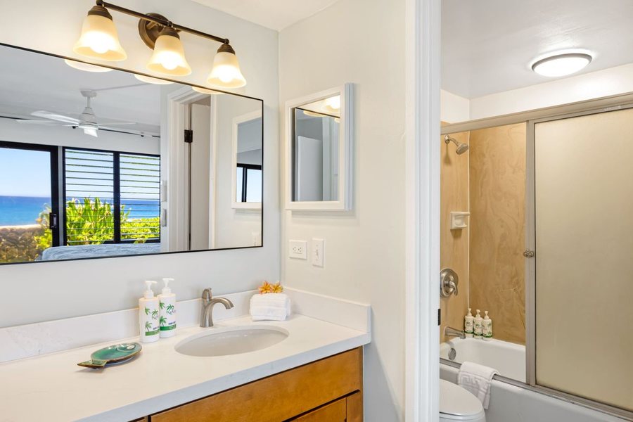 Kuhio Shores Oceanfront Condos — Bathroom