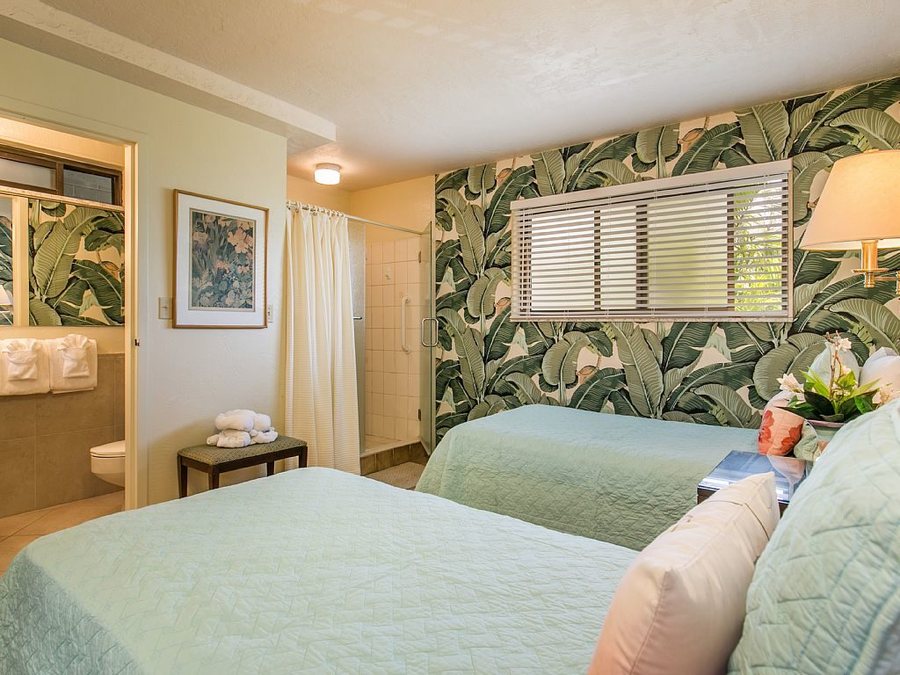 Kuhio Shores Oceanfront Condos — Guest room