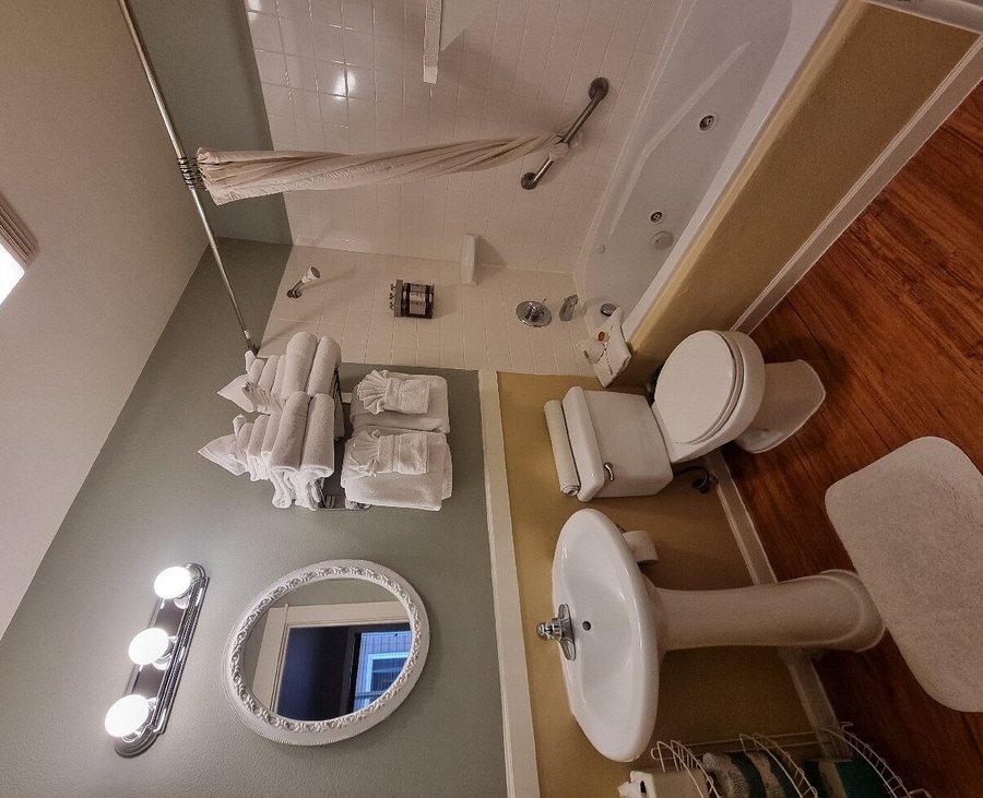 Kure Lighthouse Inn — Bathroom