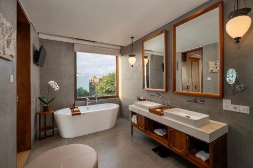 Kuta Seaview Beach Resort — Bathroom