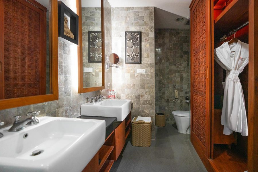 Kuta Town Houses — Bathroom