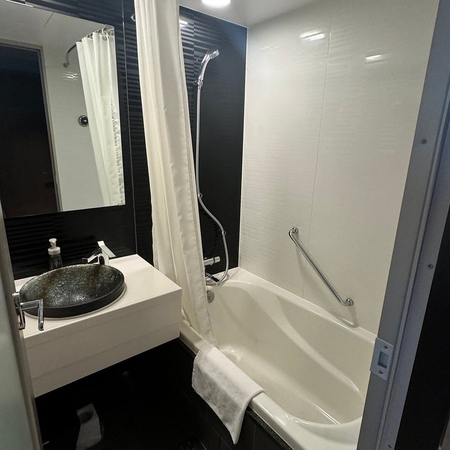 Kyoto Brighton Hotel — Bathroom