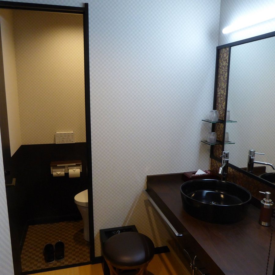 Kyoto Takasegawa Bettei — Bathroom