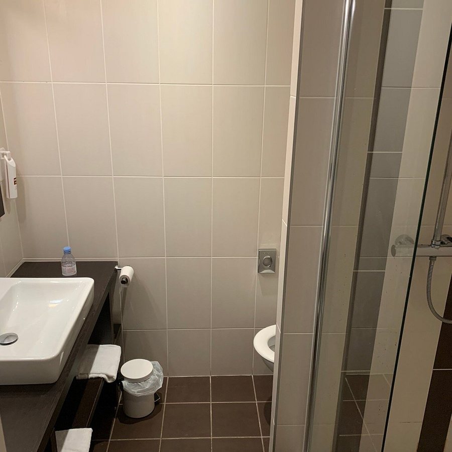 Kyriad Design Enzo Montlucon — Bathroom