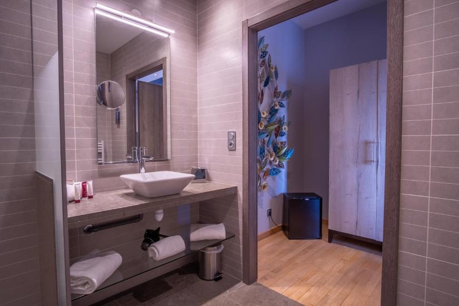 Kyriad Prestige Spa Lyon Est Saint Priest Eurexpo — Bathroom