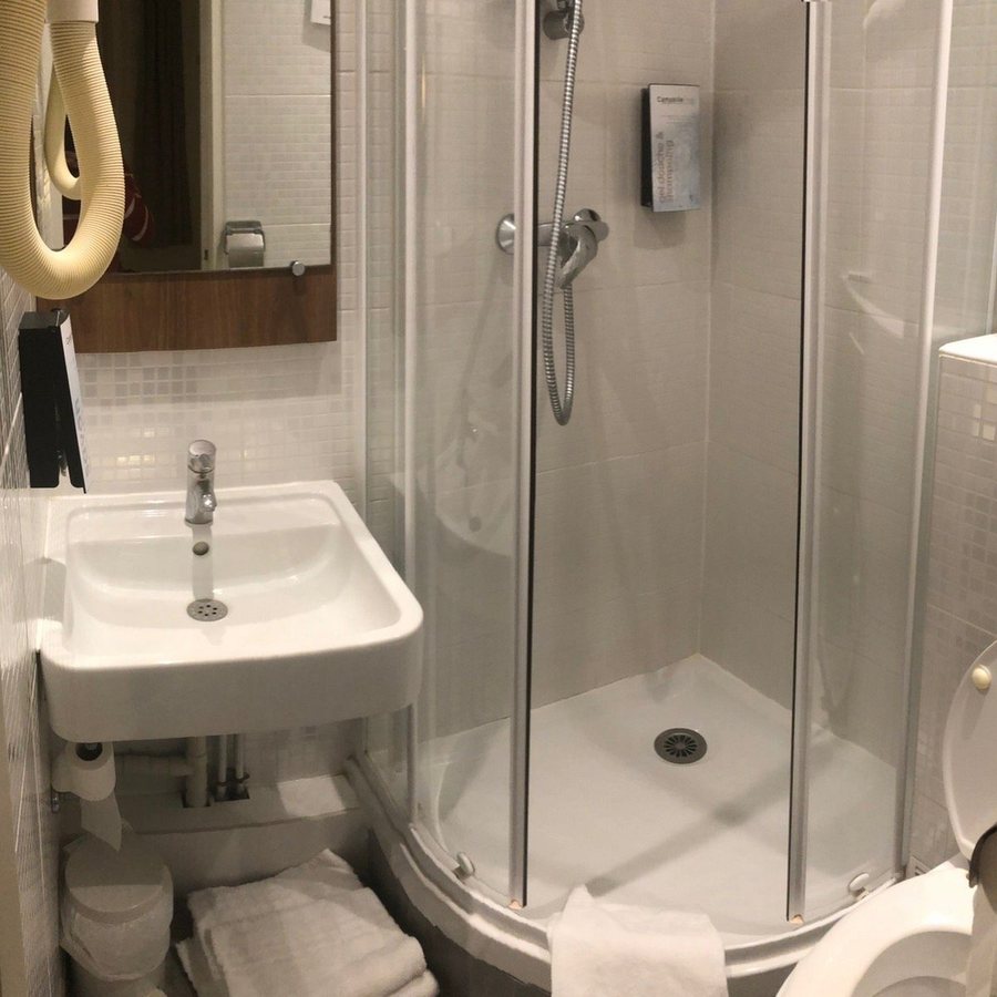 Kyriad Valence Nord — Bathroom