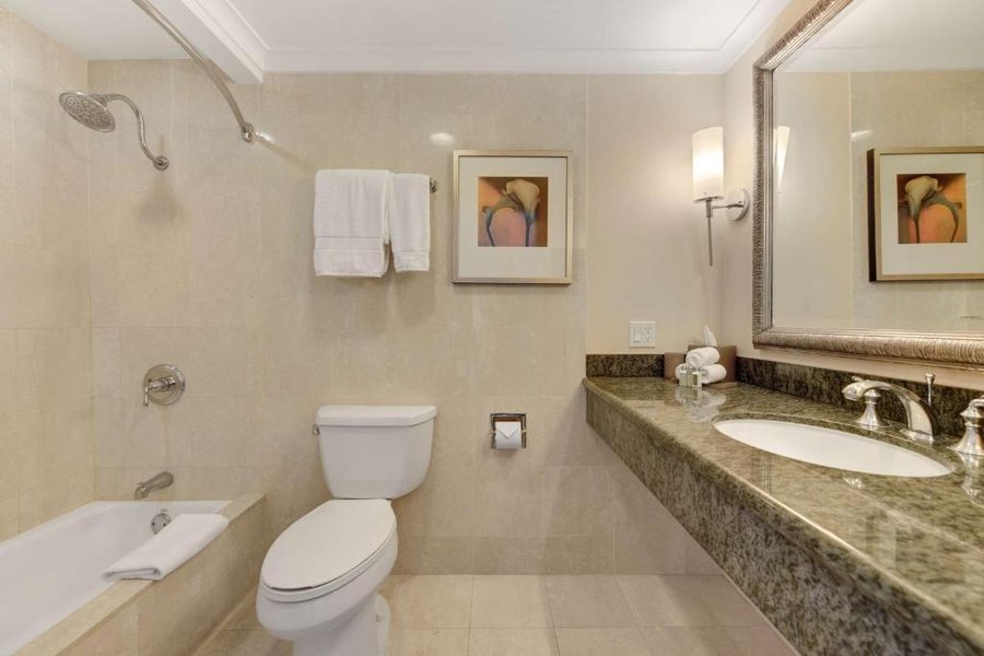L Ermitage Beverly Hills — Bathroom