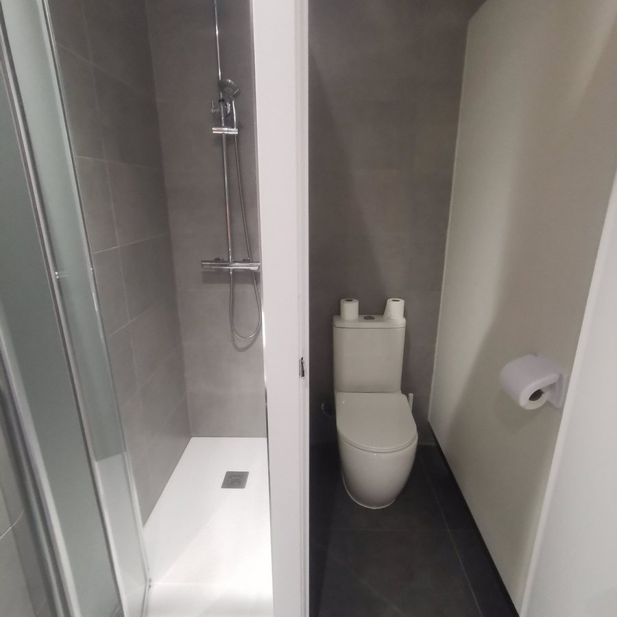 L H La Latina — Bathroom