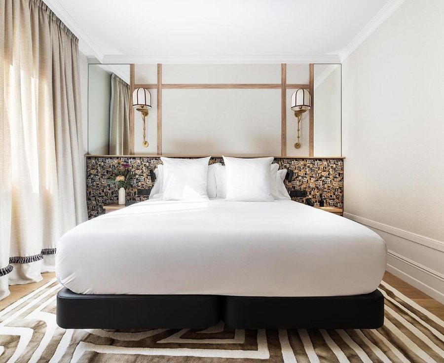 L H La Latina — Guest room