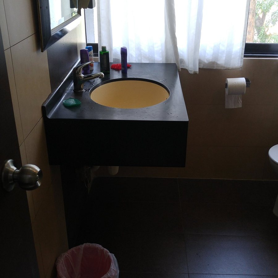 L Hotel at Broadway — Bathroom