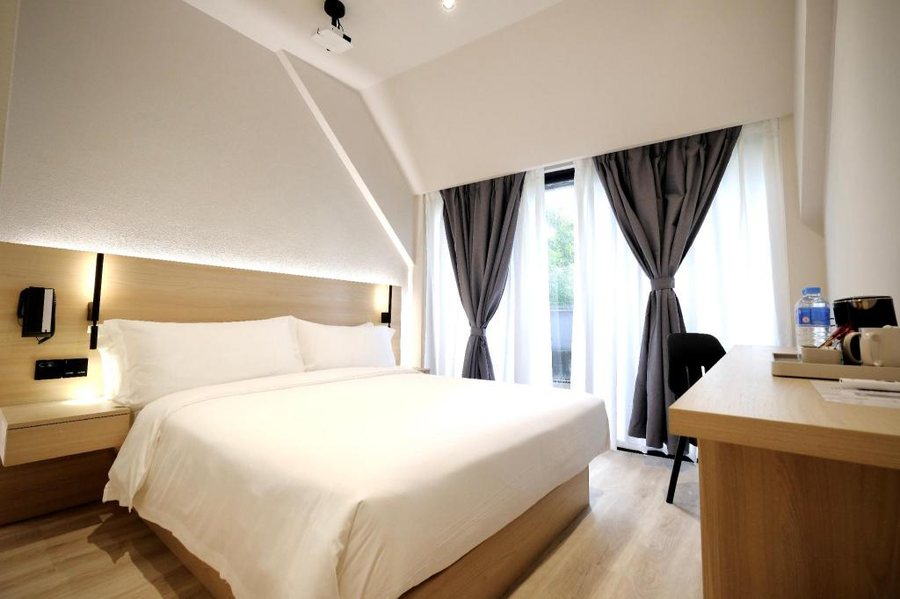 L Hotel at Bugis Ville — Guest room