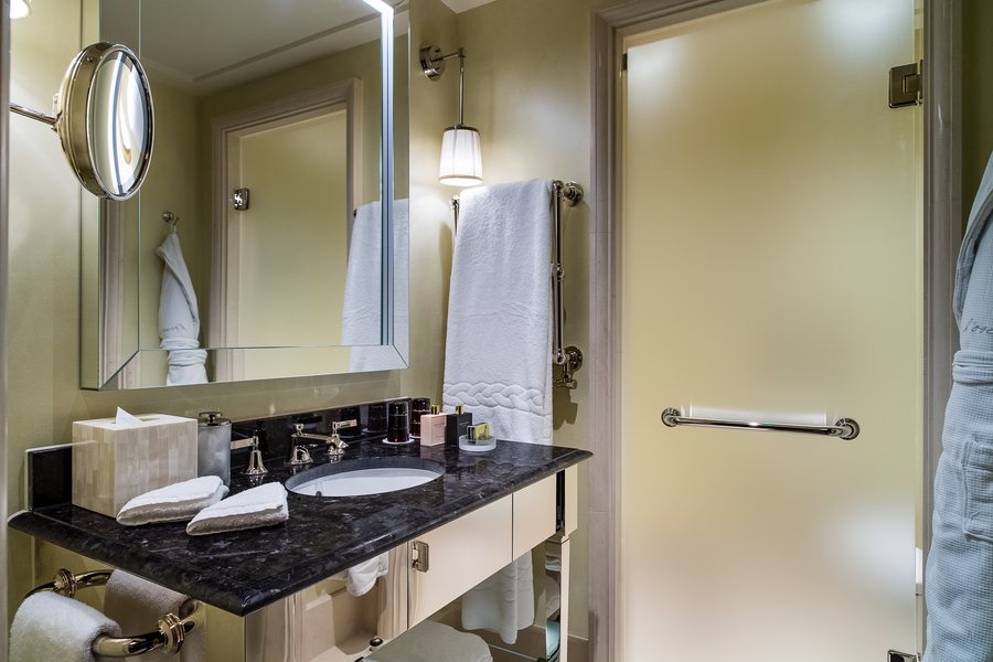 L oscar London — Bathroom