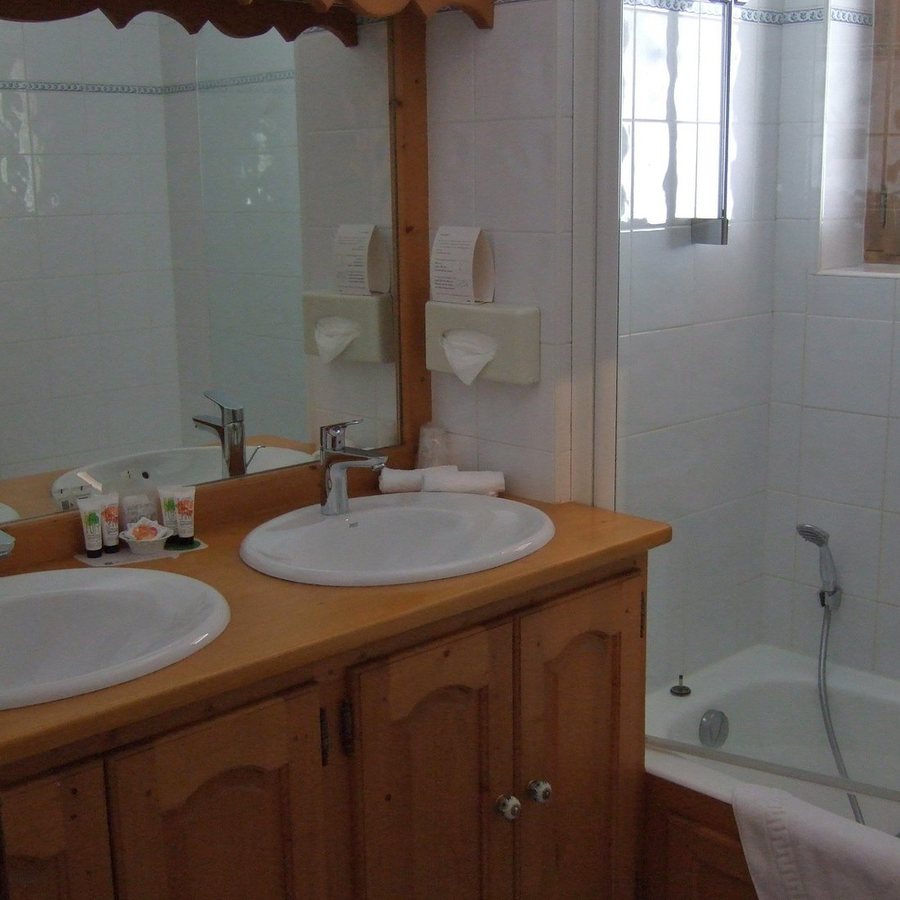 L Oustalet Hotel — Bathroom