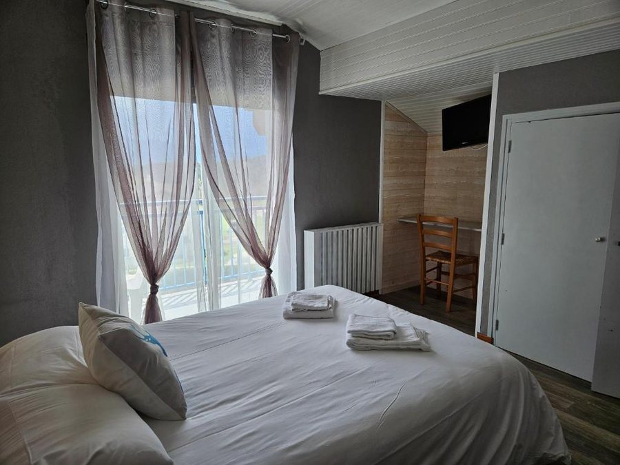 L Oustalet Hotel — Guest room