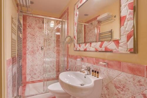 La Casa Del Garbo — Bathroom