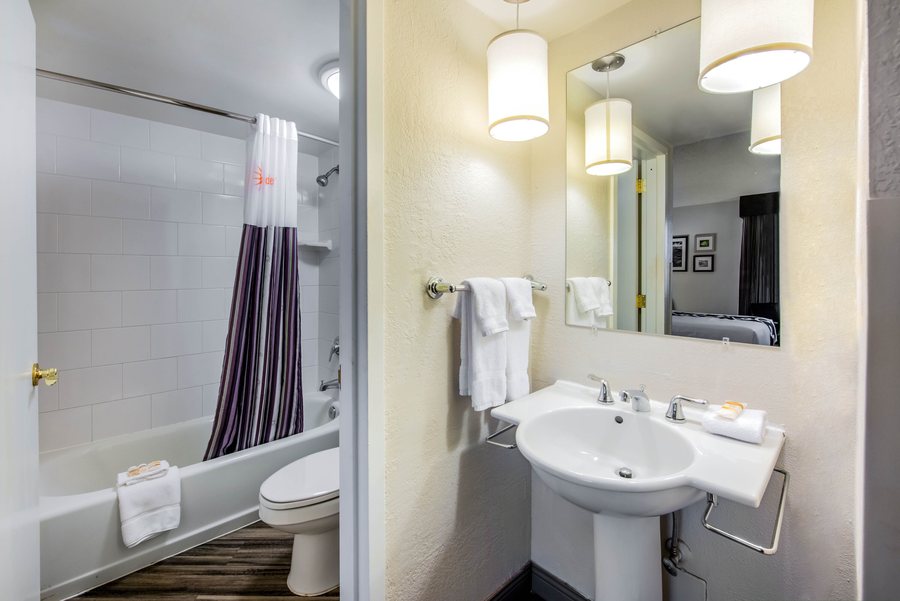 La Casa Hotel — Bathroom