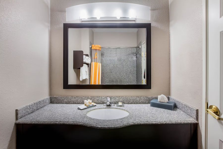 La Casa Inn — Bathroom