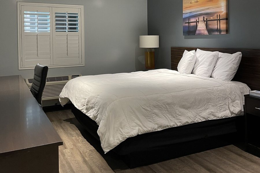 La Casa Inn — Guest room