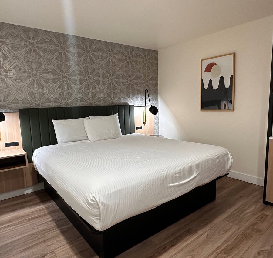 La Casa Inn — Guest room