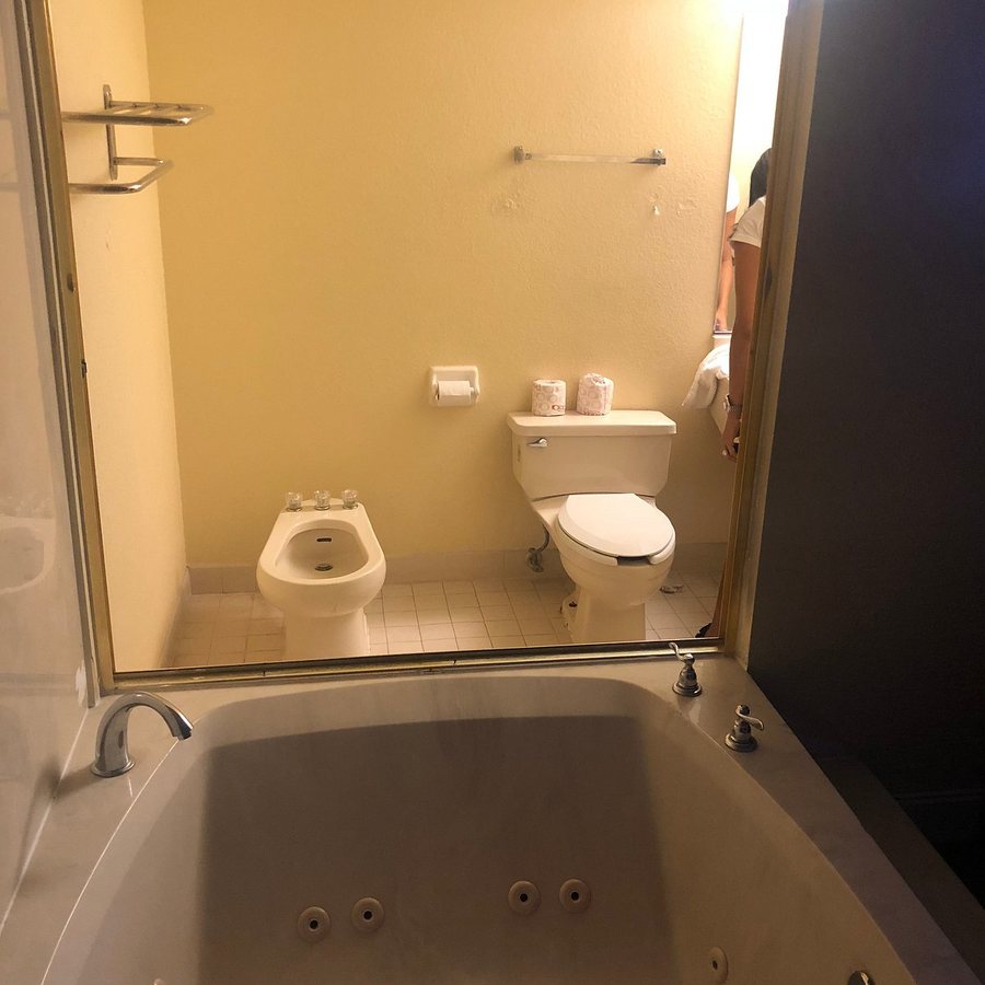 La Casa Inn Suites — Bathroom