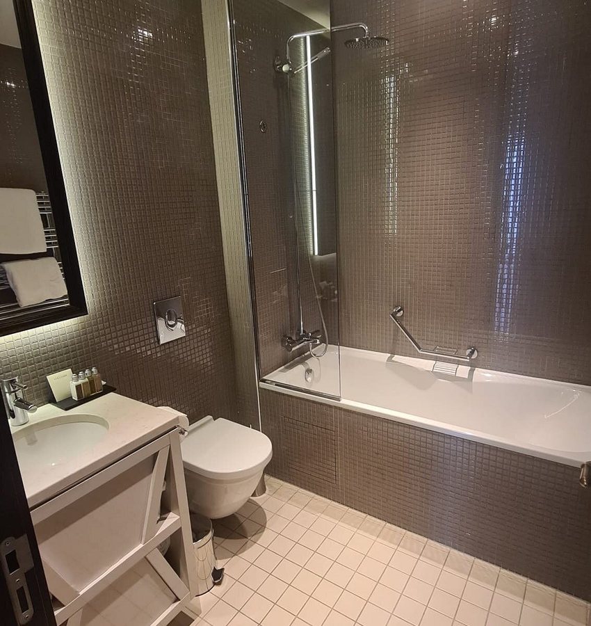 La Clef Tour Eiffel Paris by The Crest Collection — Bathroom