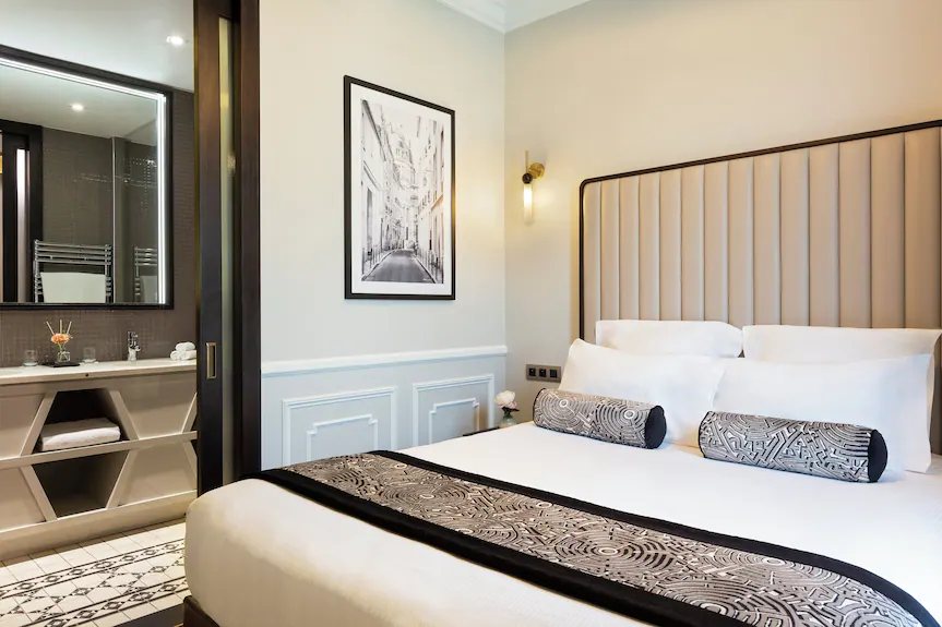 La Clef Tour Eiffel Paris by The Crest Collection — Guest room