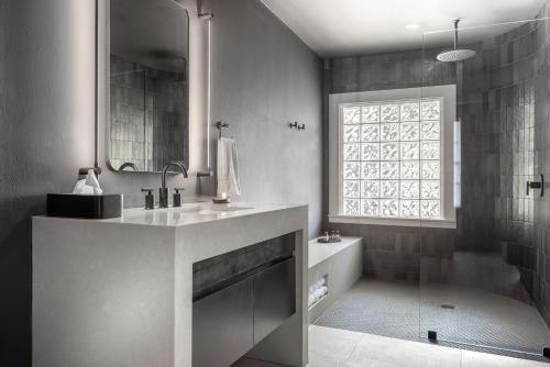 La Colombe d Or hotel — Bathroom