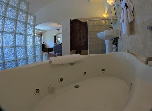 La Concha Beach Resort — Bathroom