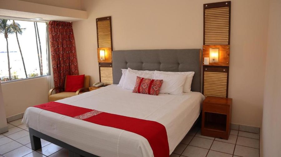 La Concha Beach Resort — Guest room