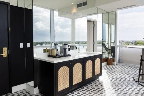La Concha Key West Autograph Collection — Bathroom