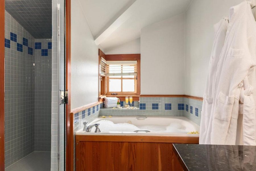 La Conner Channel Lodge — Bathroom