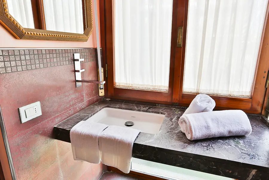 La Croce d Oro Santa Croce Suite Apartments — Bathroom