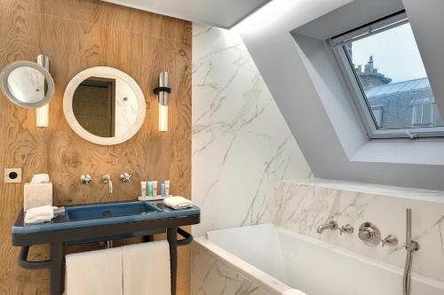 La Demeure Montaigne — Bathroom