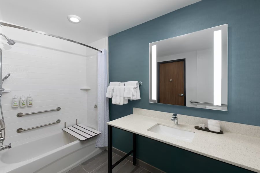La Fuente Inn Suites — Bathroom