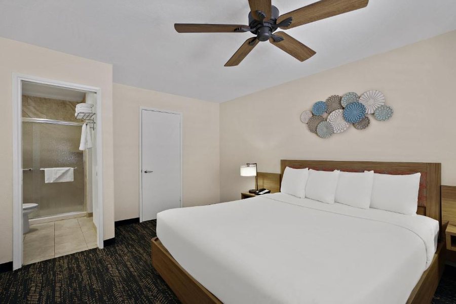 La Fuente Inn Suites — Guest room