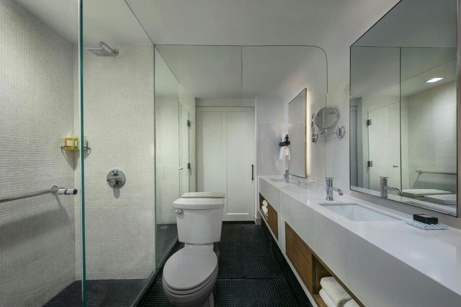 La Galerie French Quarter Hotel — Bathroom